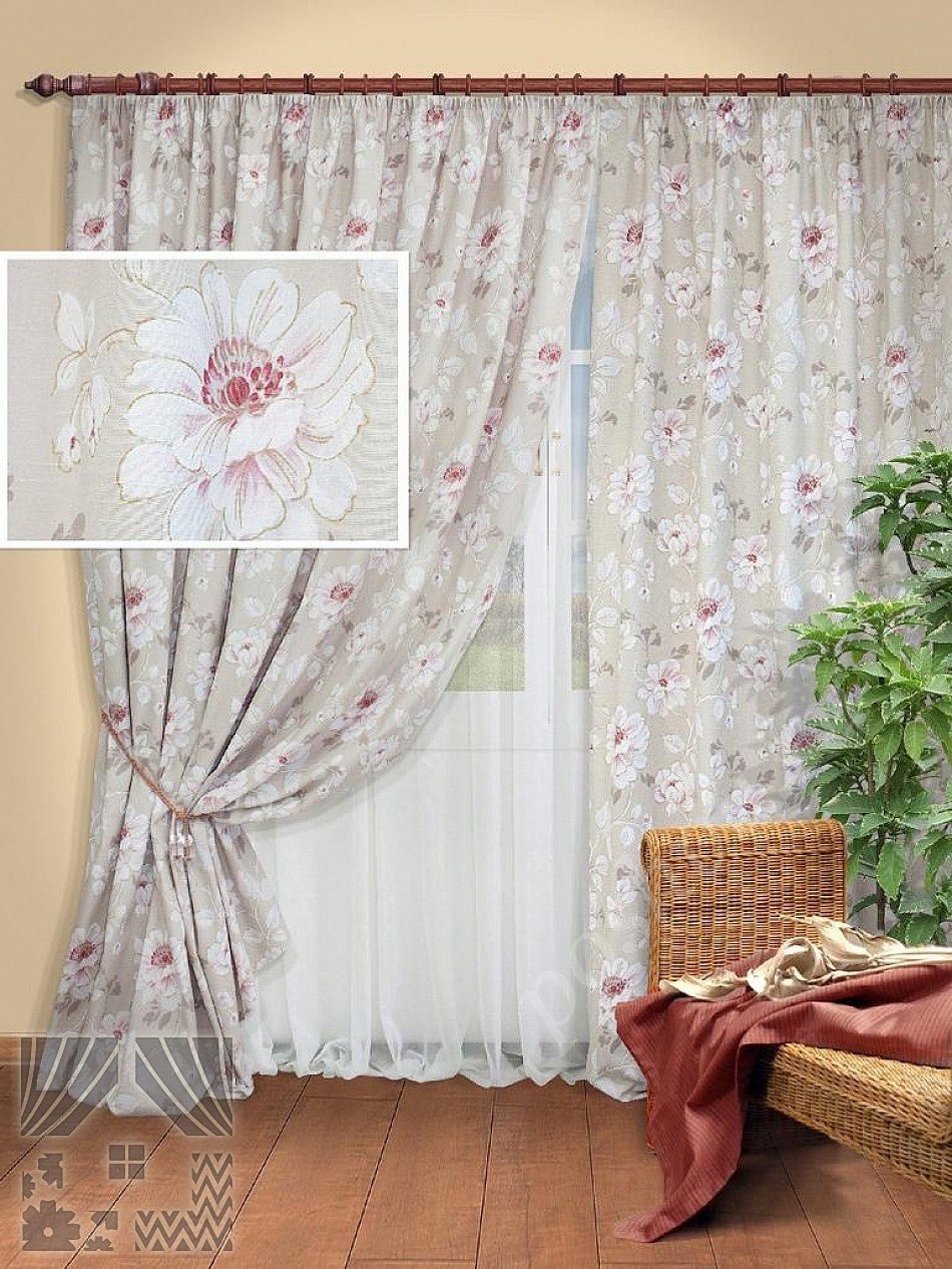 Романтичный комплект готовых штор в пастельных тонах с флористическим узором для гостиной