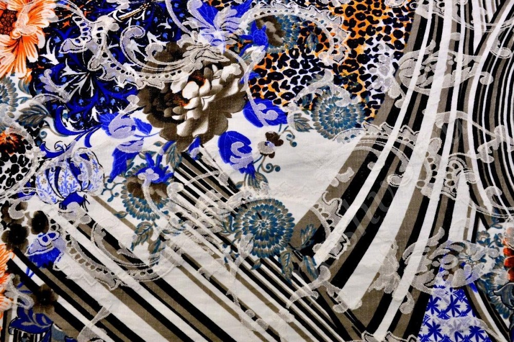 Жаккардовая ткань бело-синего цвета с цветами и вензелями