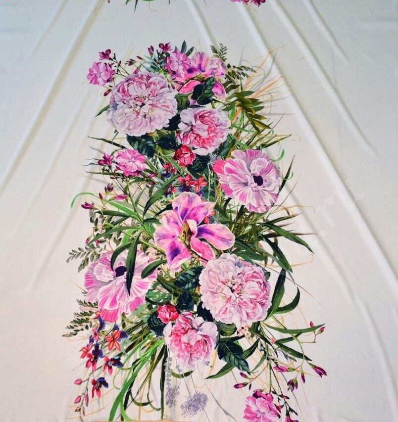 Ткань шелк атласный белого цвета в розовых букетах