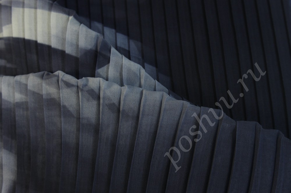 Плиссе с абстрактным принтом черно-серого цвета