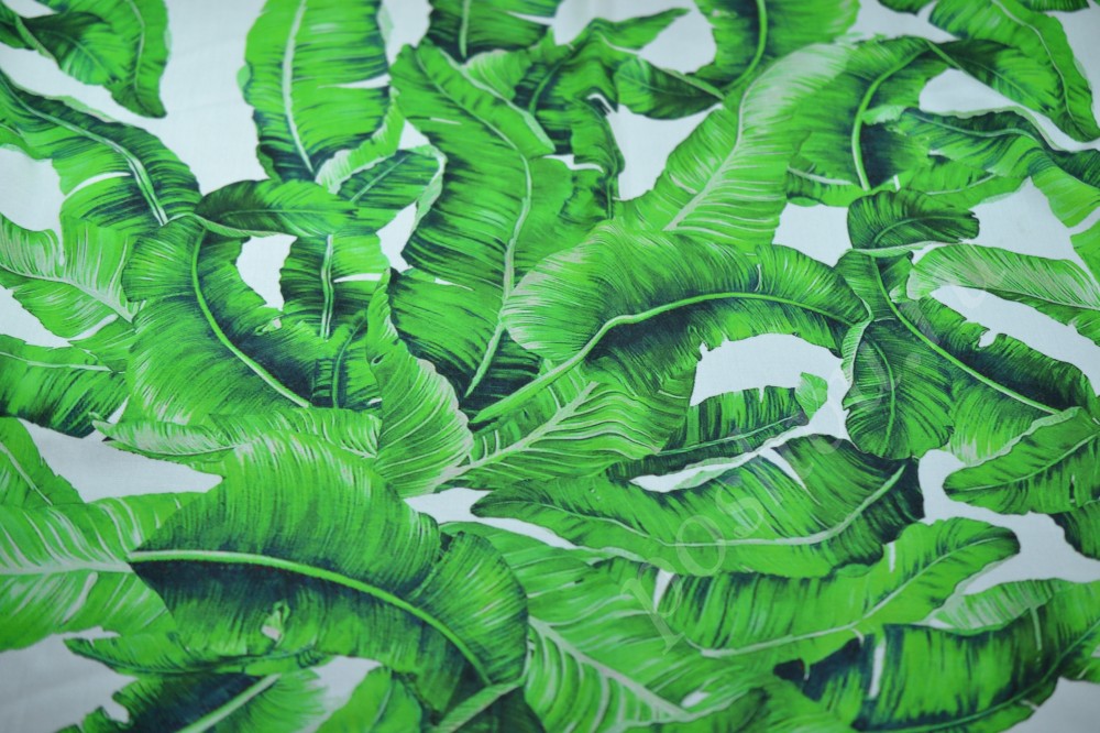 Ткань штапель белого оттенка с зеленым флористическим рисунком