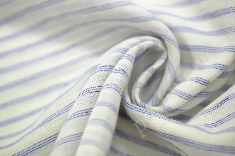 Ткань костюмная белого цвета в тонкую синюю полоску