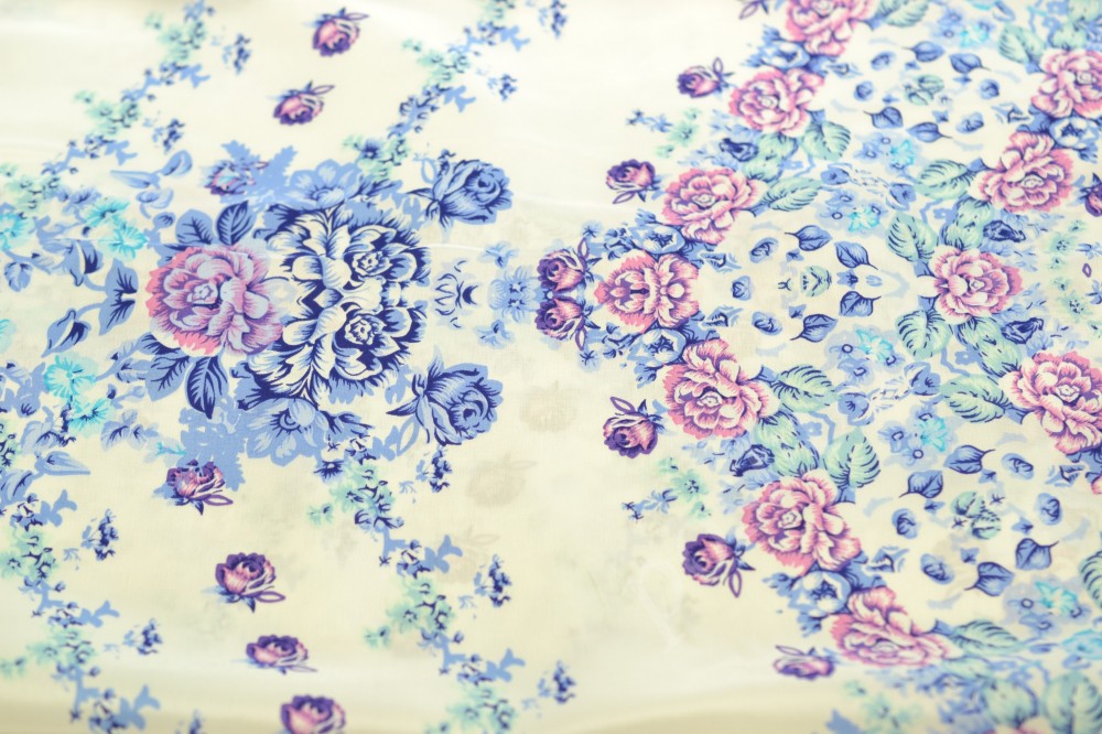 Ткань костюмная белого цвета в цветочный принт сиреневого и синего оттенков