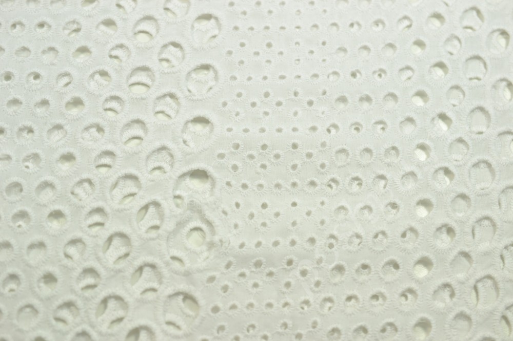 Костюмная ткань хлопок с шитьем белого оттенка