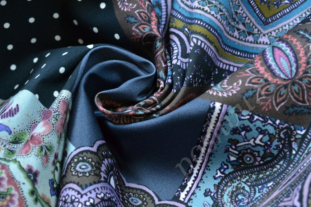 Хлопковая ткань с узором в синем и черном цвете