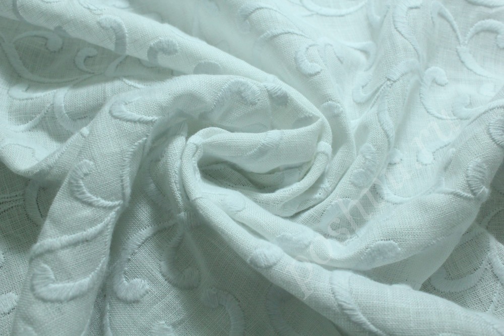 Плательно-костюмная хлопковая ткань бело-голубого оттенка с шитьем