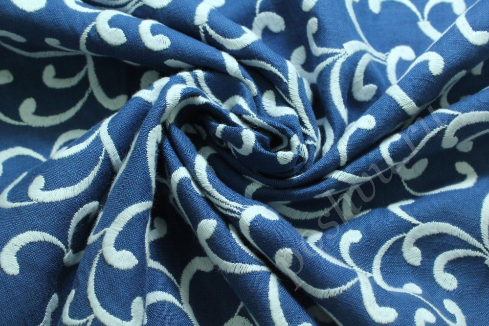 Плательно-костюмная хлопковая ткань синего оттенка в белый орнамент