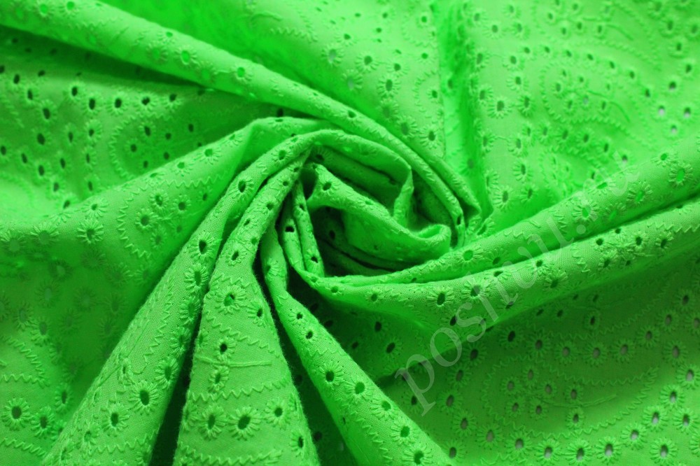 Плательно-костюмная хлопковая ткань ярко-зеленого оттенка с шитьем