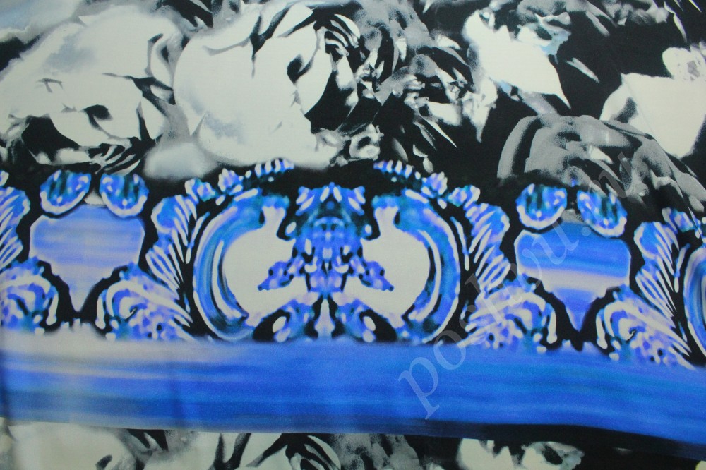 Ткань шелк в черно-белых розах и синим орнаментом