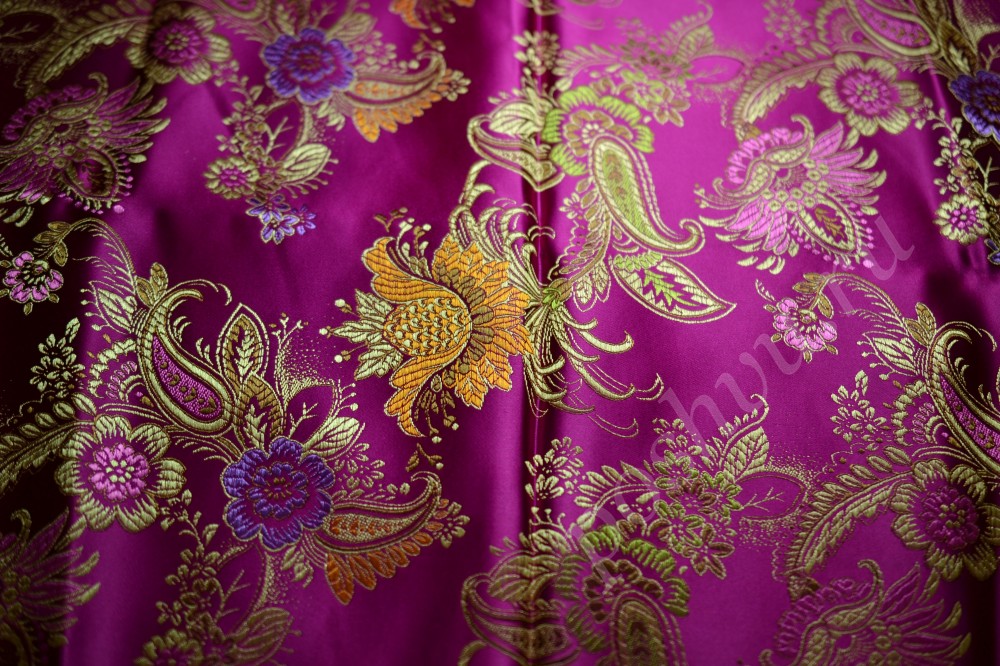 Шелковая ткань оттенка фуксия с флористической вышивкой