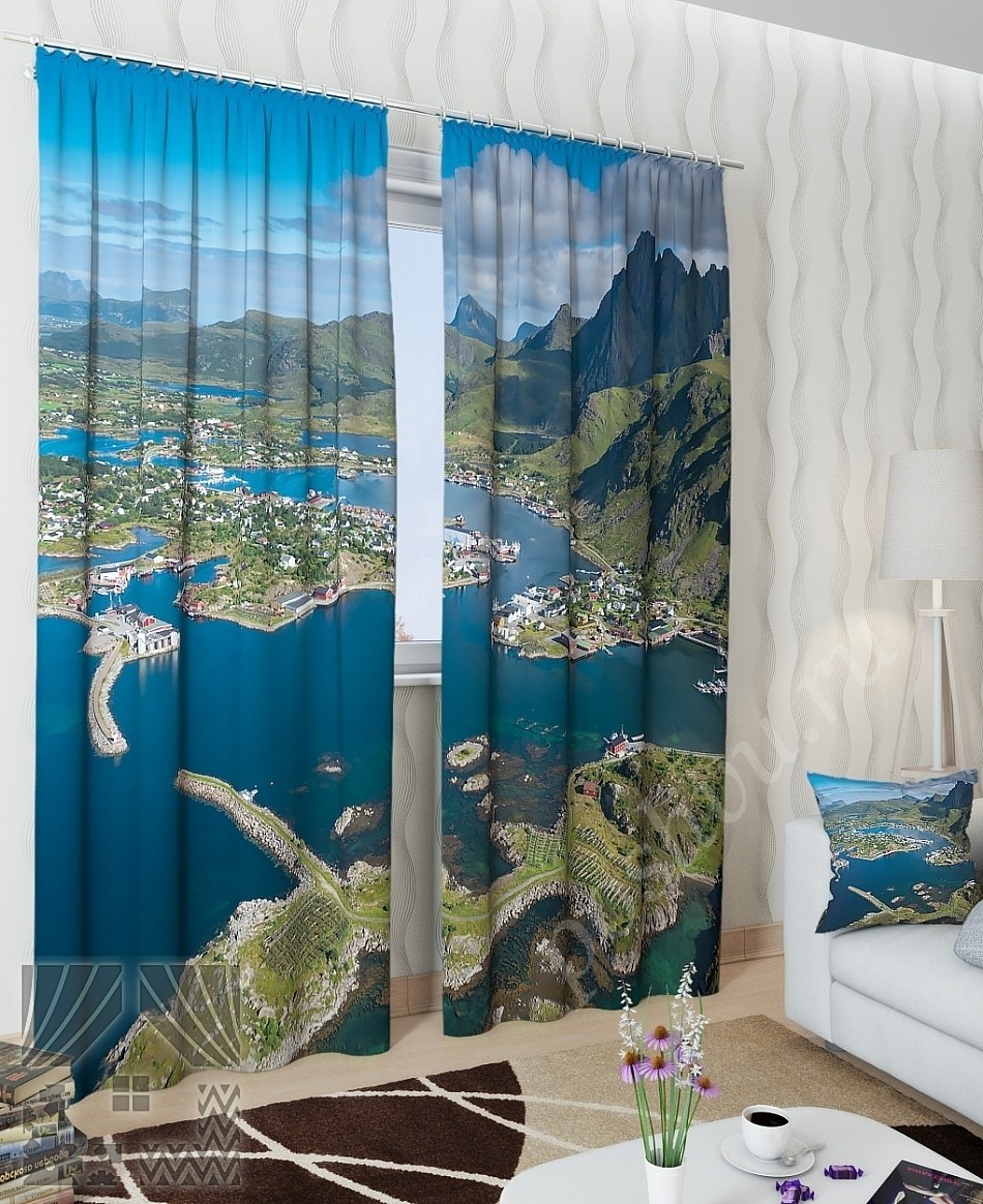 Живописный комплект готовых фото штор с изображением городка у моря для гостиной
