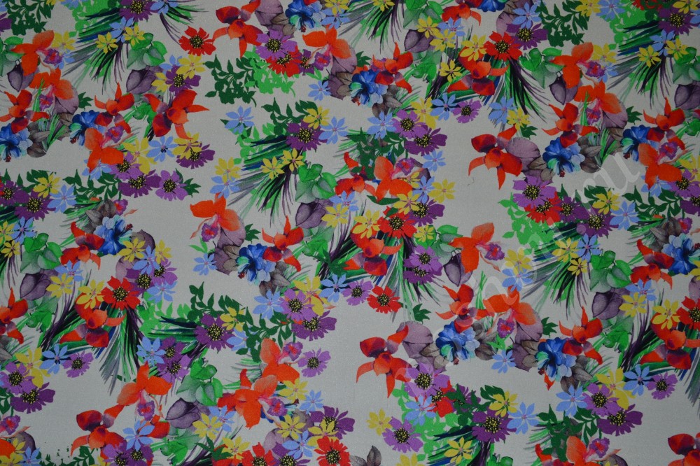 Ткань шелк матовый белого оттенка с ярким цветочным рисунком