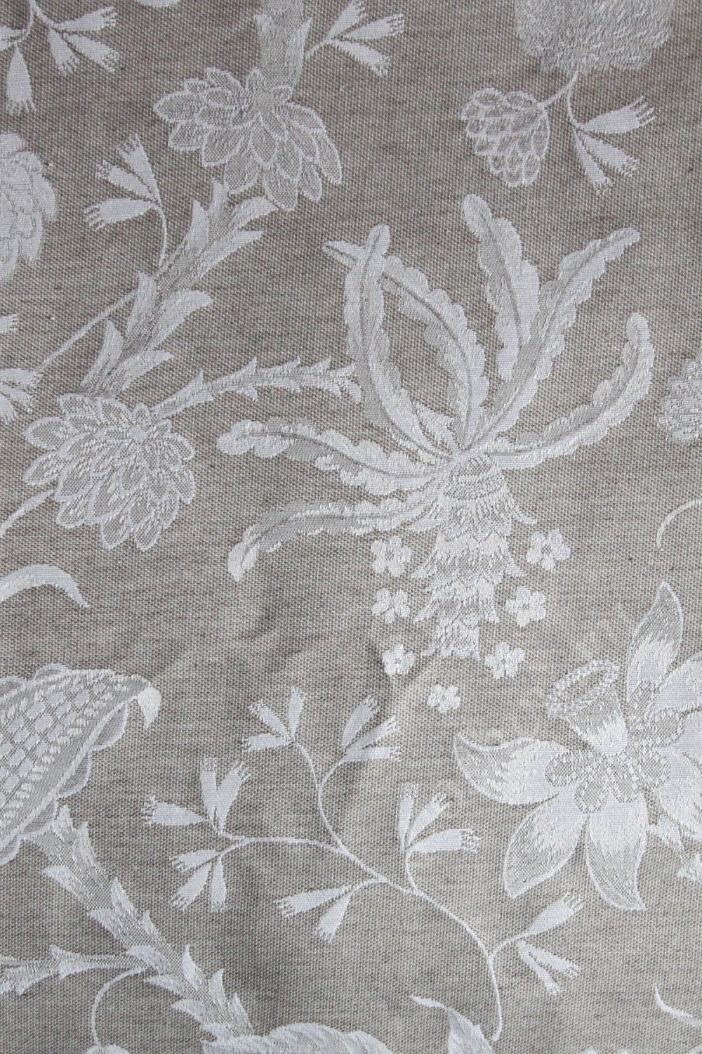 Портьерная ткань жаккард AMARANTA крупный орнамент из белых цветов на сером фоне (раппорт 52,5х35см)
