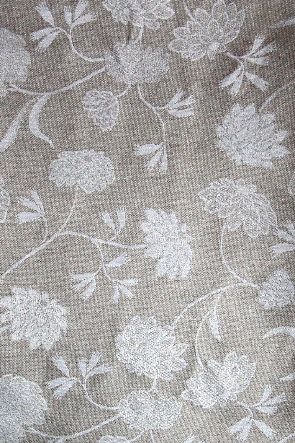 Портьерная ткань жаккард AMARANTA орнамент из белых цветов на сером фоне (раппорт 34х35см)
