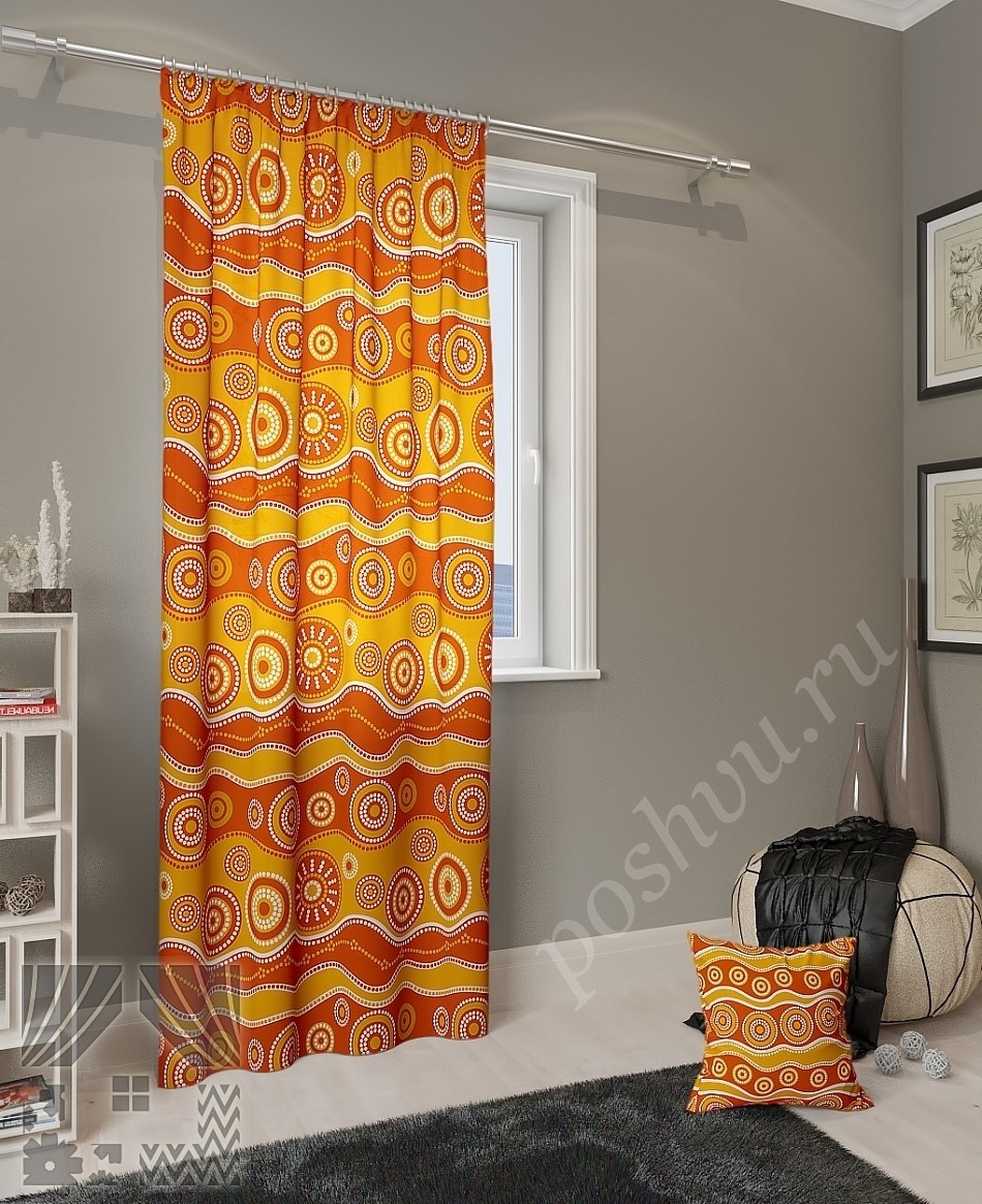 Яркие портьеры в оранжевых и желтых тонах с необычным узором для гостиной или спальни