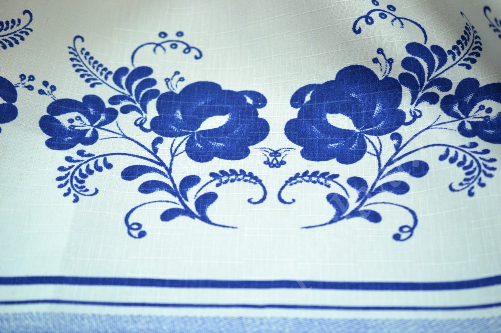 Ткань скатертная белого оттенка в насыщенный синий цветочный рисунок