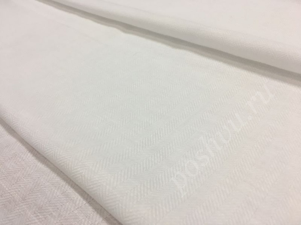 Белая льняная ткань в елочку