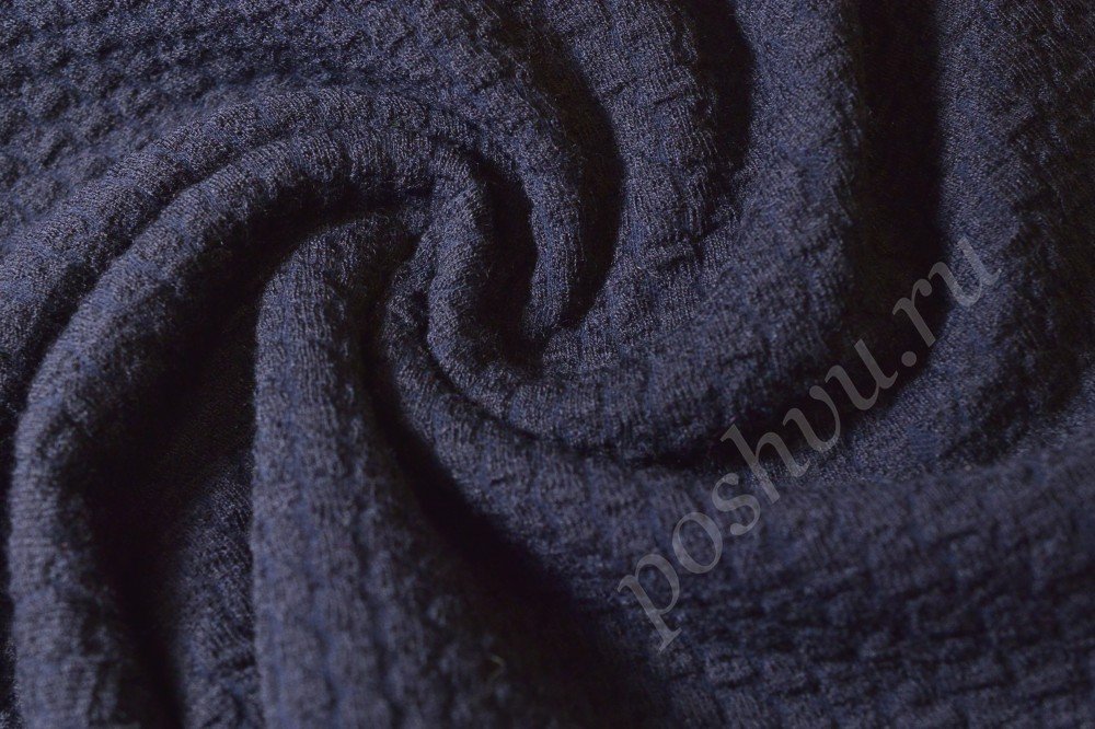 Трикотажная ткань тёмно-синего цвета с рельефным узором
