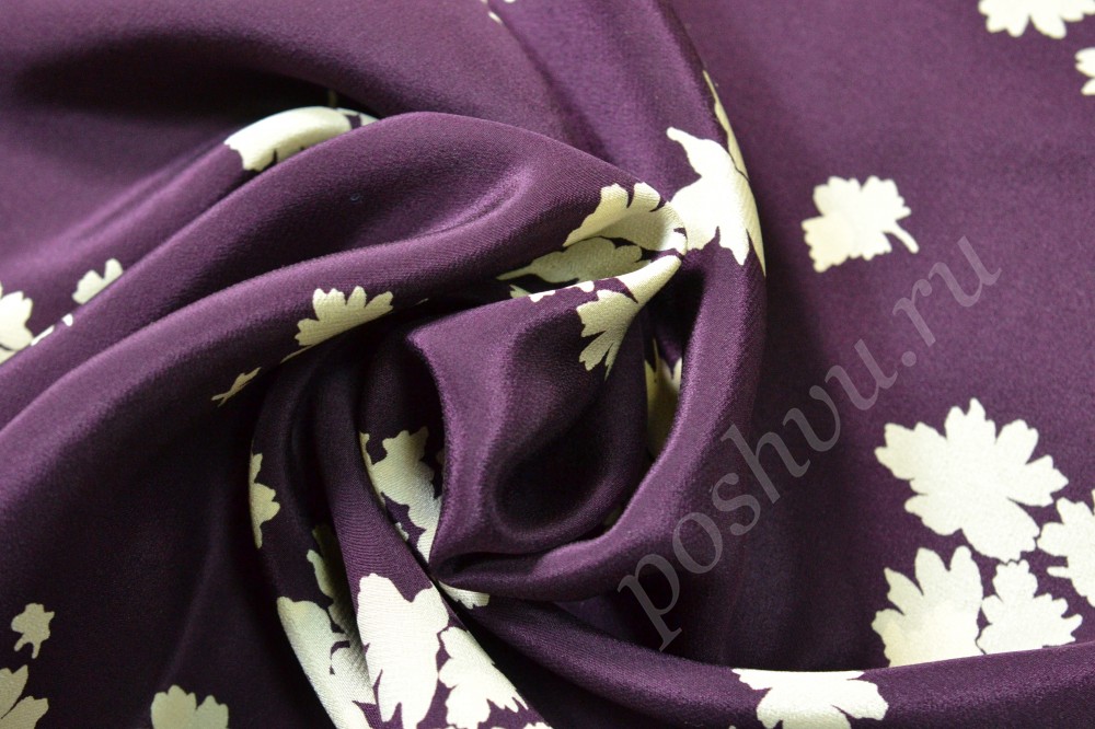 Ткань шелк пурпурного оттенка в белые листья