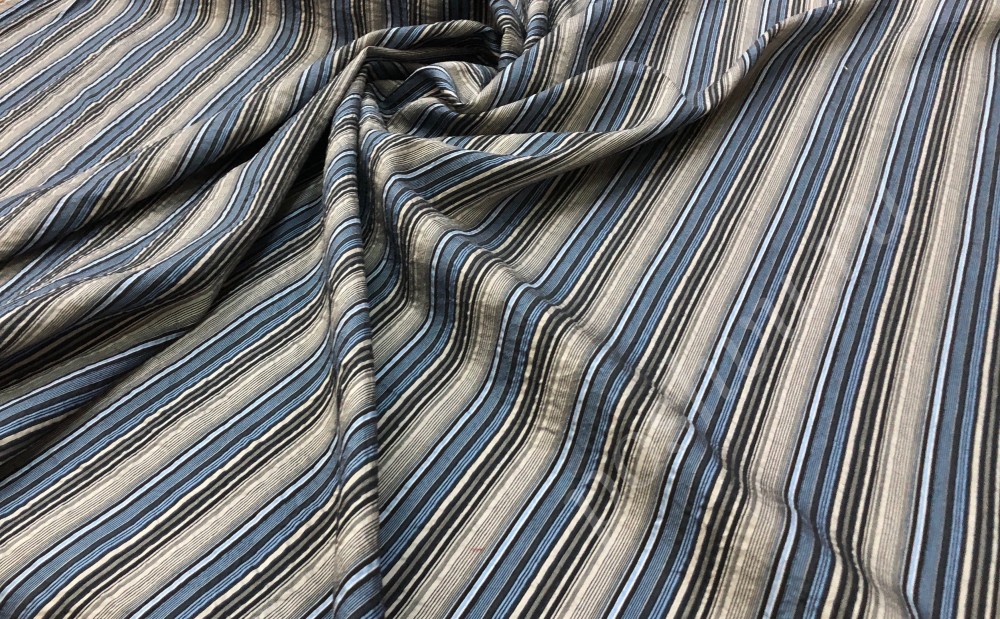 Вискоза принтованная серого цвета с синими полосками