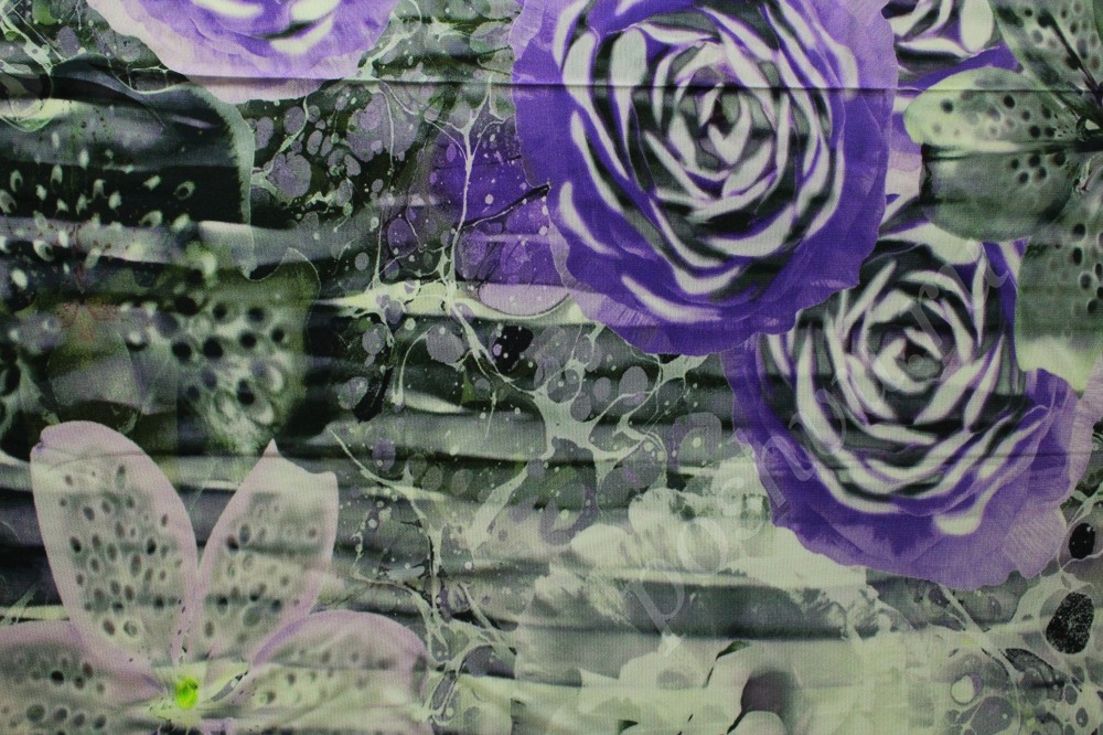 Ткань трикотаж-креп черно-белого оттенка в розах и лилиях