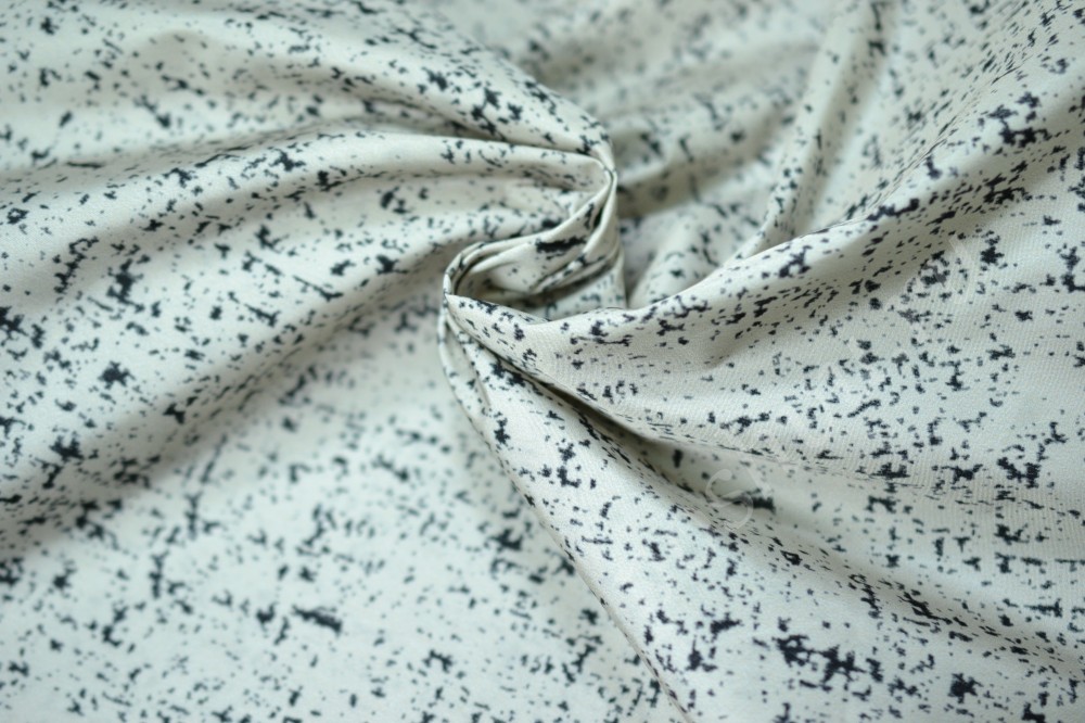 Ткань плащевка Max Mara белого оттенка с черным принтом