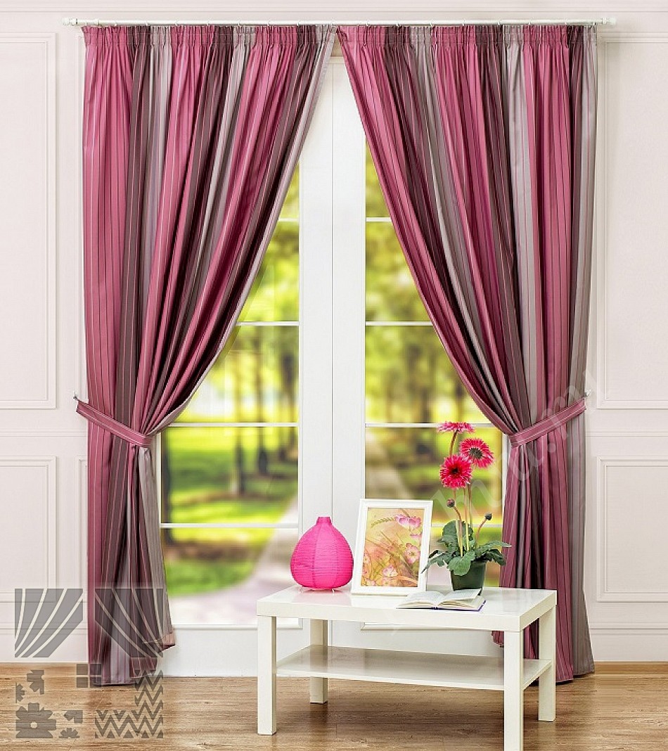Элегантный комплект штор с вертикальными полосами в серо-розовых тонах с подхватами