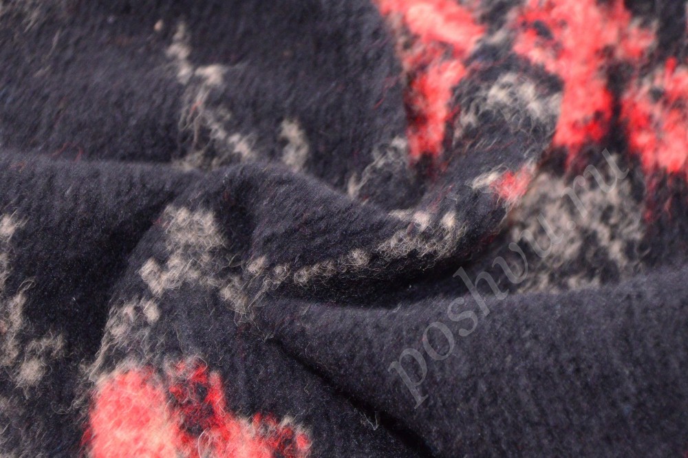 Тёмная пальтовая ткань с красным цветочным принтом со скидкой