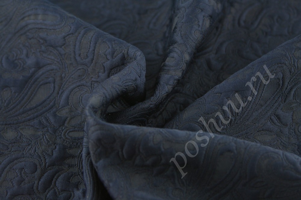 Тёмно-синяя жаккардовая ткань с выпуклым орнаментом со скидкой