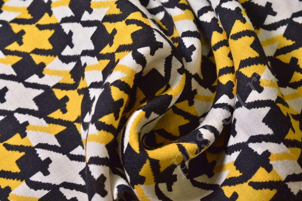Ткань плательная жёлтого, чёрного и белого цвета с узором гусиные лапки