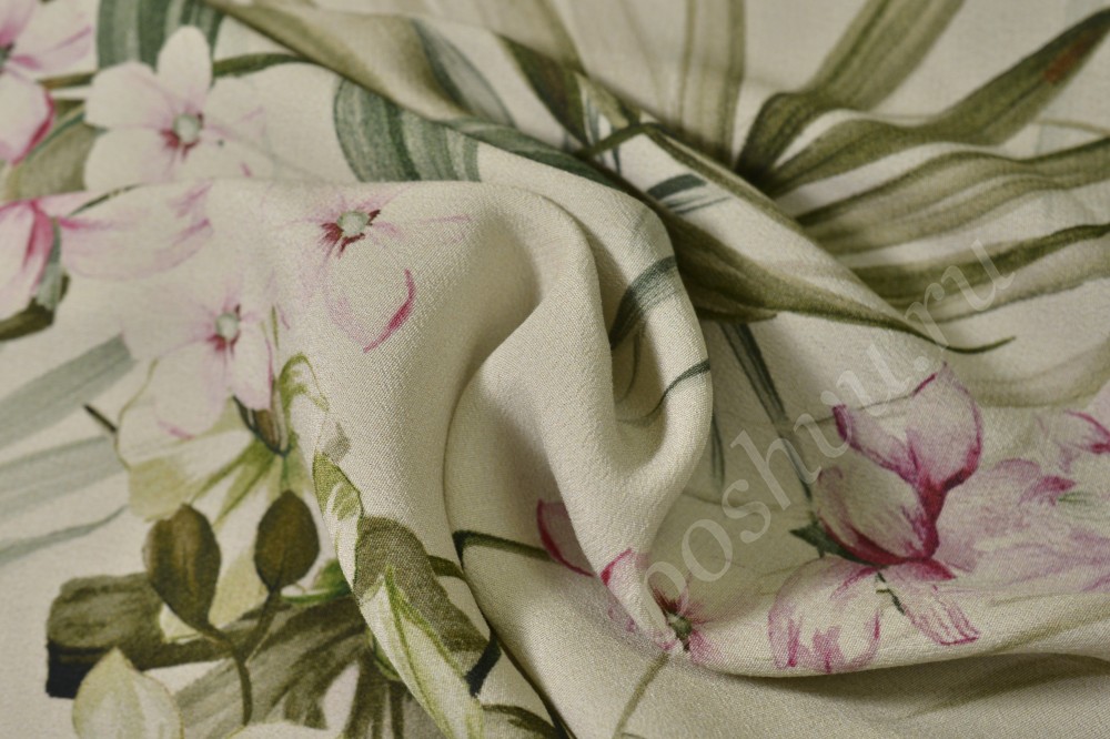 Плательно-блузочная ткань белого цвета с флористическим узором