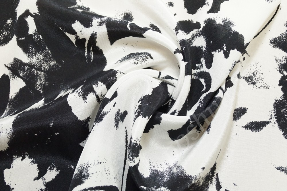Ткань шелк белого оттенка в черный цветочный рисунок