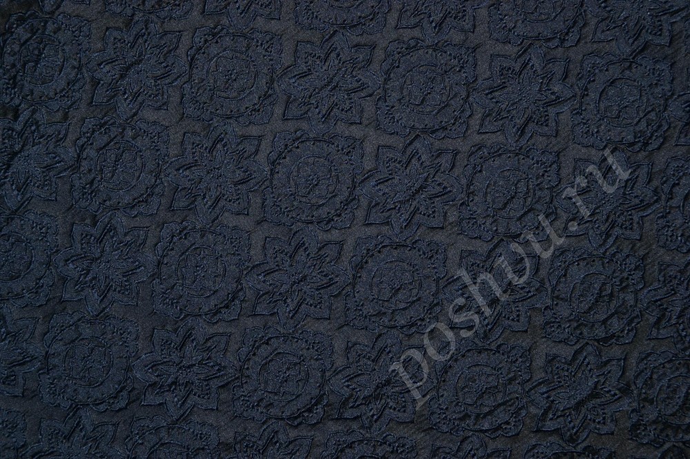 Жаккардовая ткань темно-синего оттенка с крупным цветочным узором