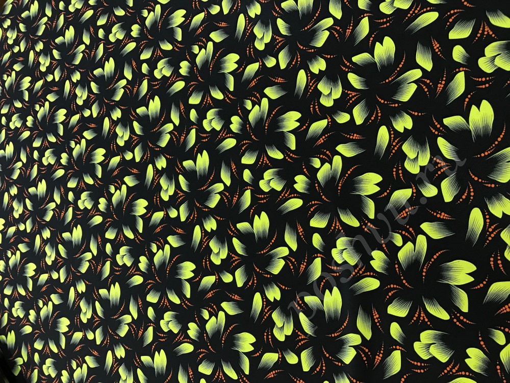 Ткань крепдешин черного оттенка в яркий флористический принт