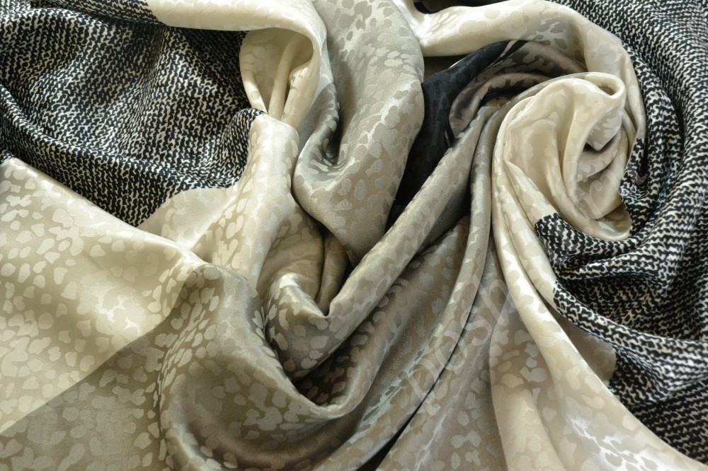 Ткань шелк бело-бежевого оттенка в широкую полоку