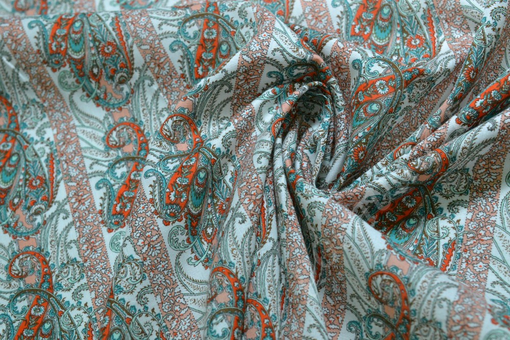 Сорочечная ткань из хлопка светлого оттенка с огуречным узором и полосами