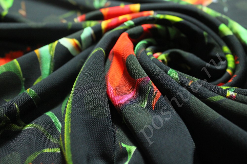 Ткань трикотаж-креп черного оттенка в яркий цветочный принт