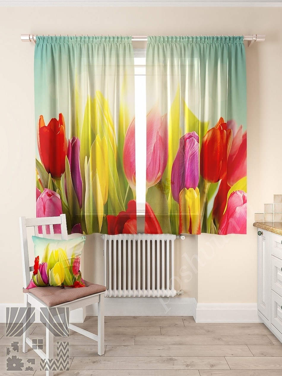 Разноцветные шторы с принтом из ярких тюльпанов