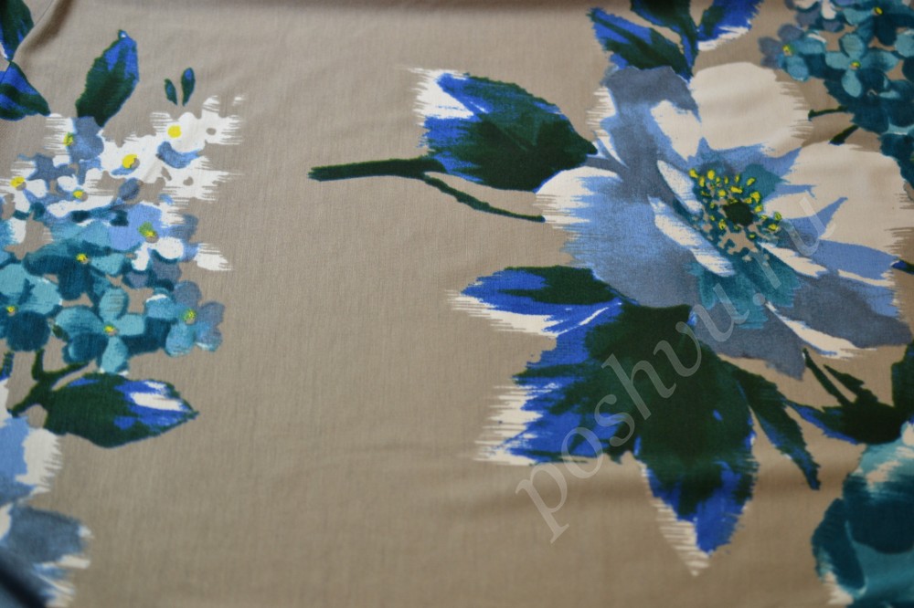Ткань трикотаж песочного оттенка в сине-белых цветах