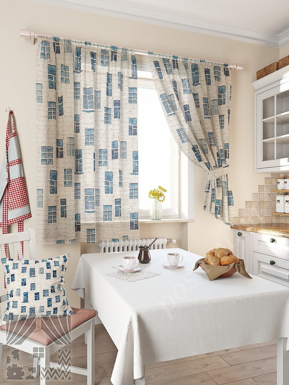 Модный комплект штор для кухни с лаконичным принтом в серо-голубых тонах и подхватами в тон