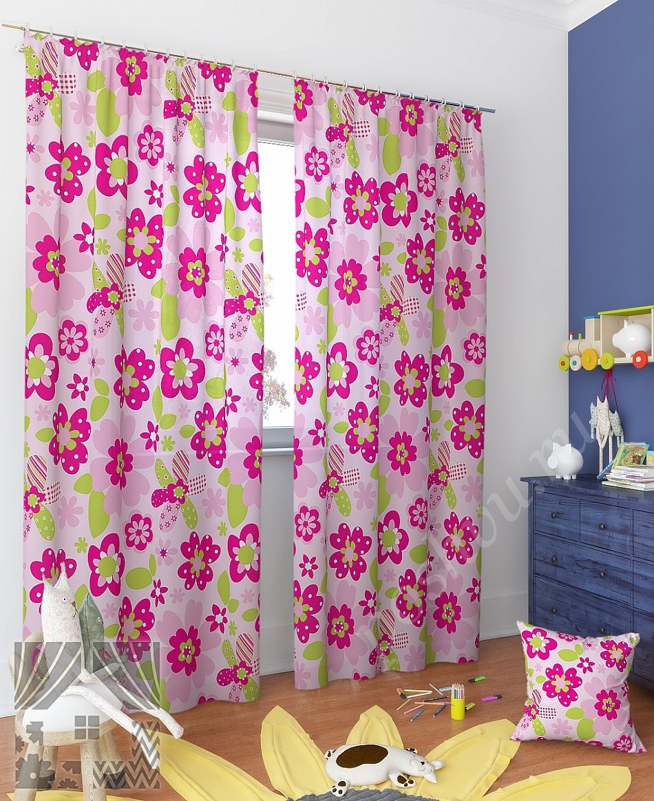 Очень яркий комплект штор в розовых тонах с цветочным принтом для детской комнаты девочки