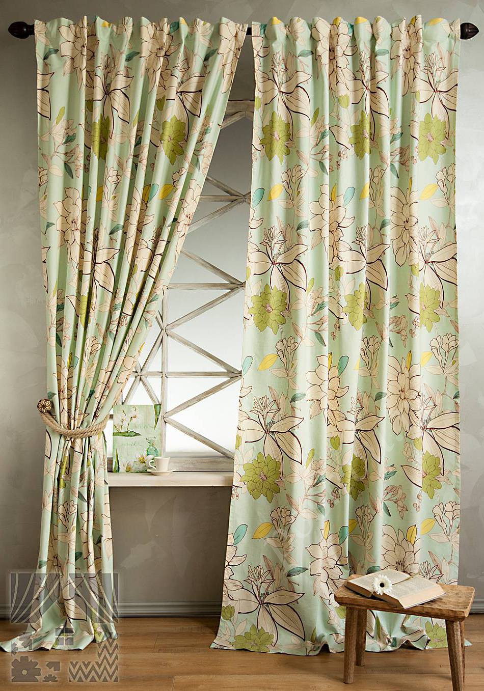 Модный комплект готовых штор бирюзового цвета с крупным флористическим узором для гостиной