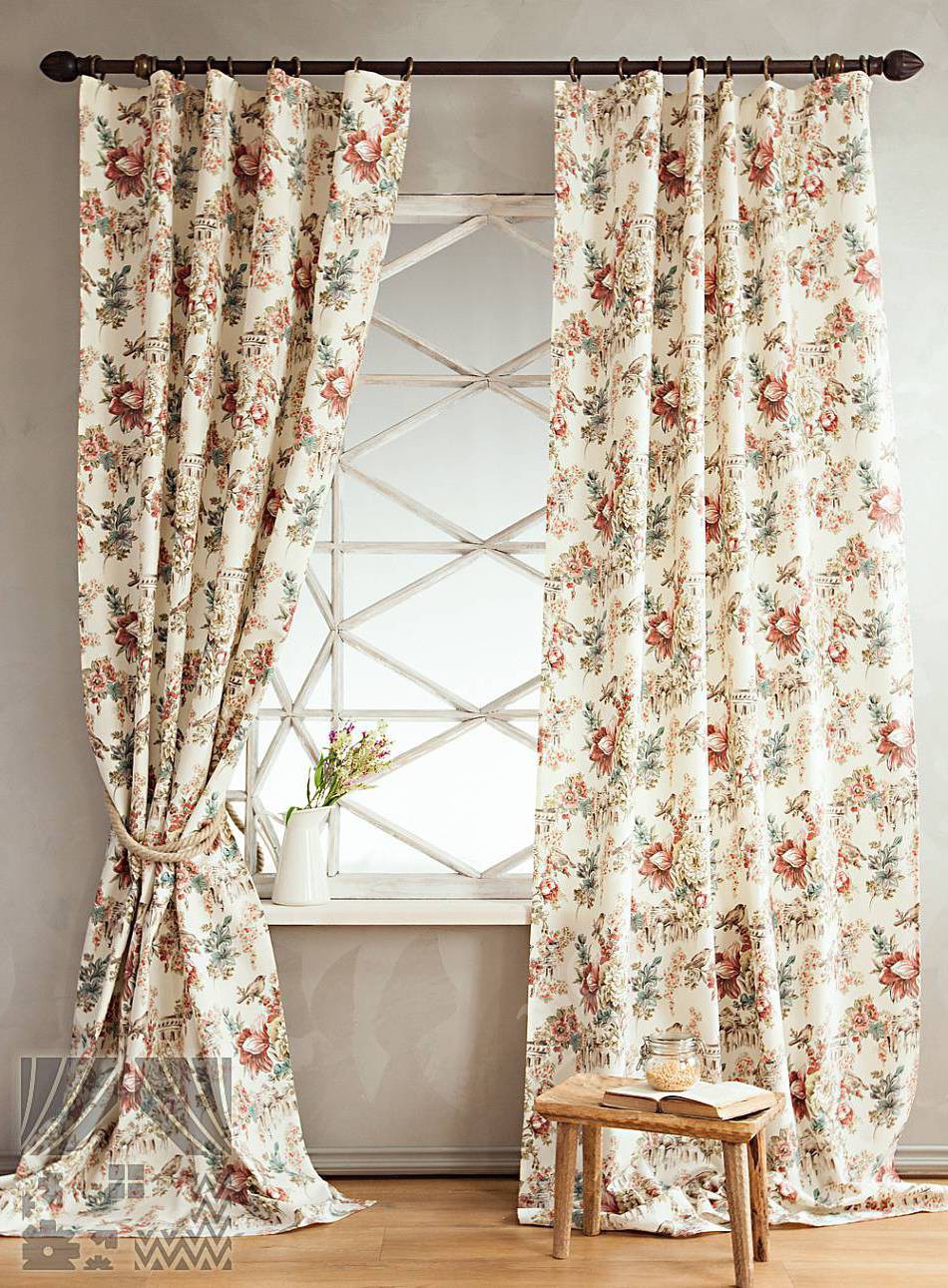 Романтичный комплект готовых штор с флористическим рисунком для гостиной