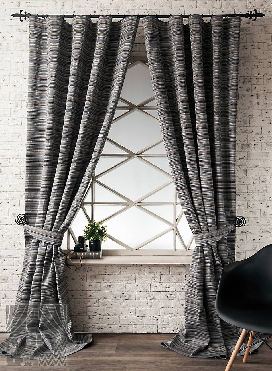 Уютный комплект готовых штор серого цвета в тонкую горизонтальную полоску для гостиной или офиса