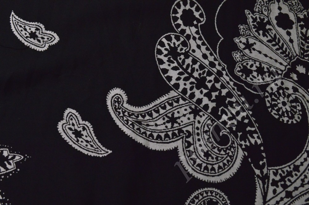 Плательная ткань чёрного цвета с белым орнаментом