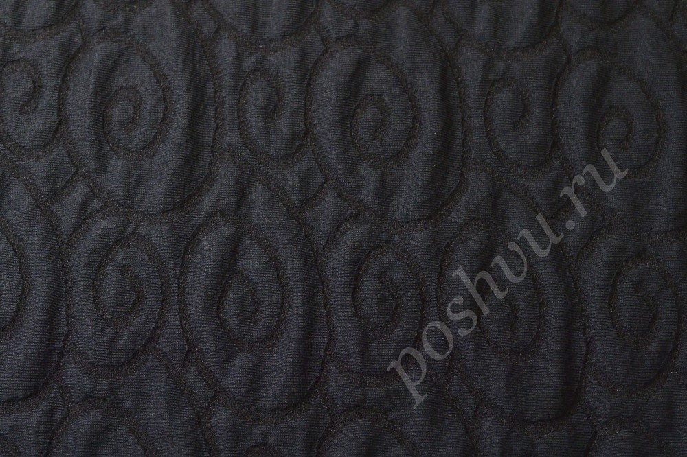 Трикотажная ткань тёмно-синего цвета с чёрными завитушками