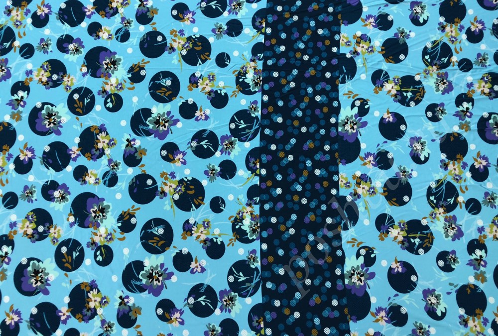 Ткань холодная вискоза голубого цвета в темно-синий крупный горох