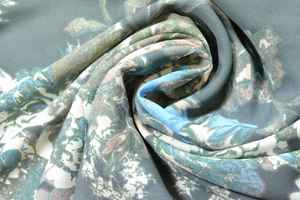 Ткань поливискоза серо-голубого оттенка в цветы