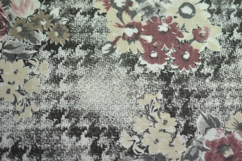 Костюмная ткань черно-белого оттенка в цветочный принт