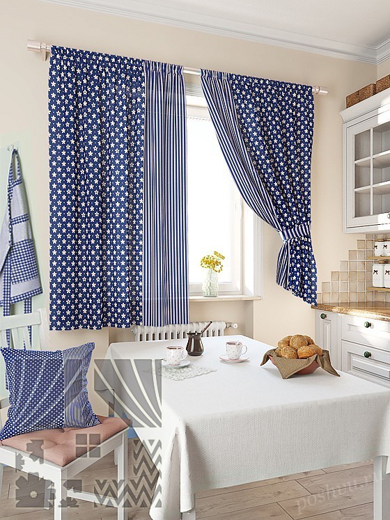 Стильный комплект штор для кухни синего цвета с орнаментом в виде вертикальных полос и цветов